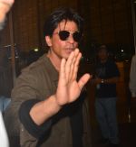Shah Rukh Khan leaves with family on 10th Aug 2016